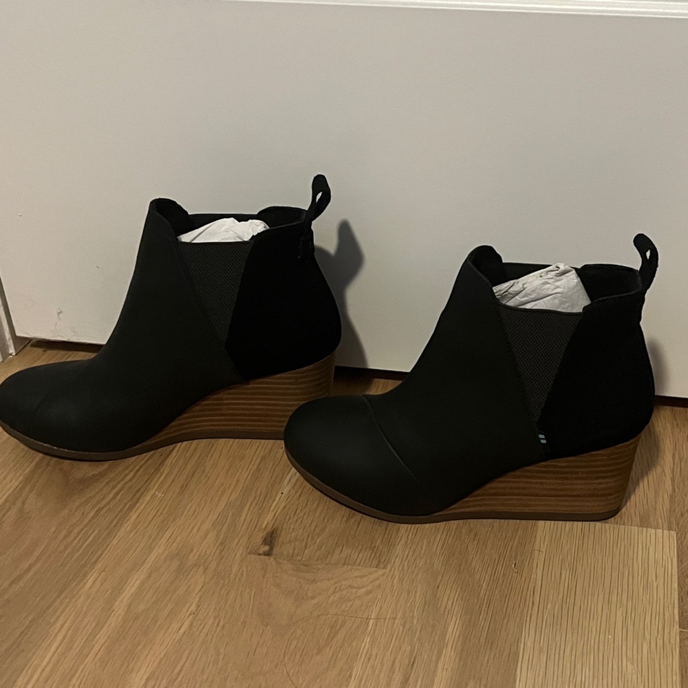 Toms Black Ankle Booties with Brown Wedge-6.5